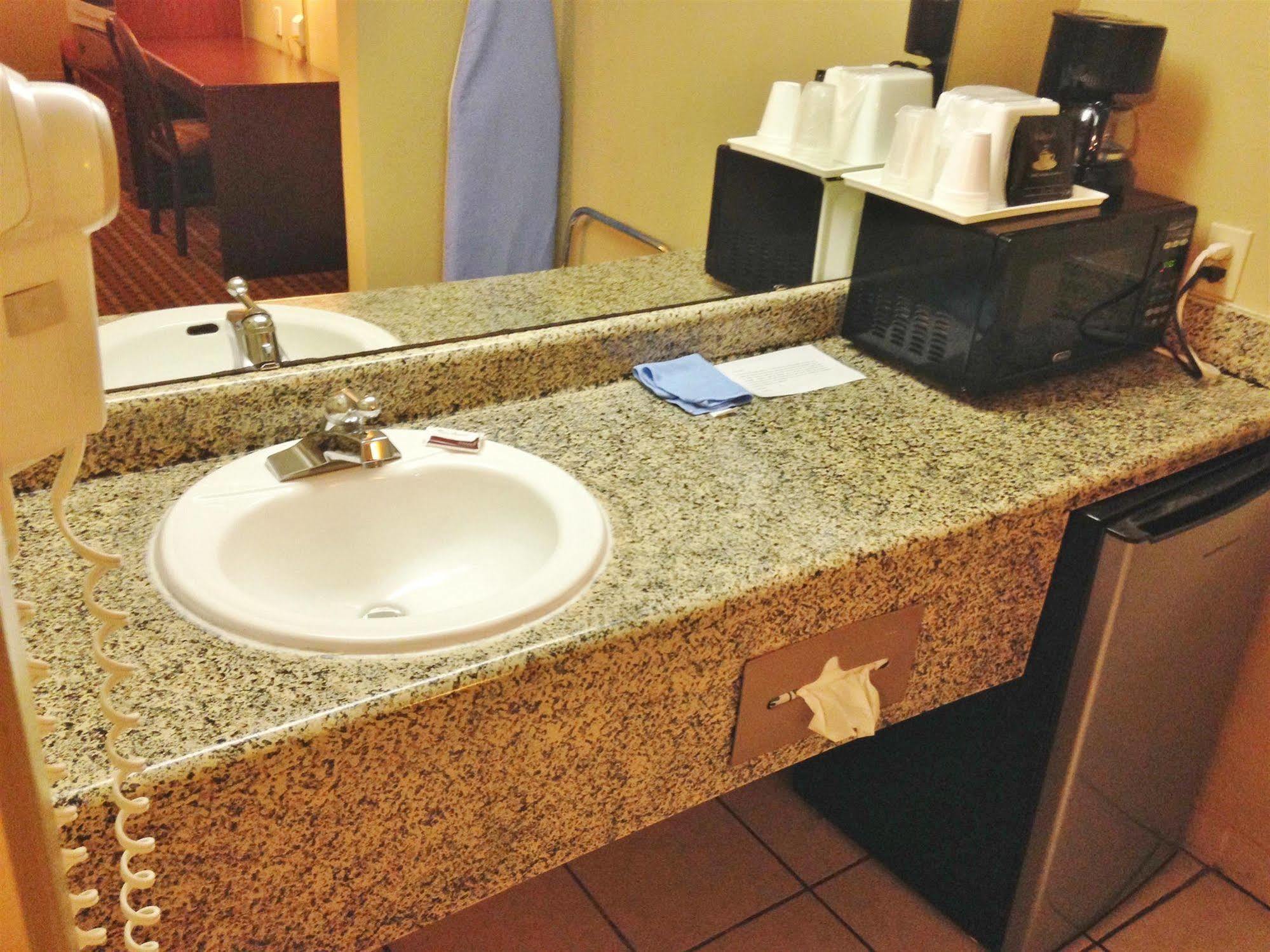 Americas Best Value Inn Аркаделфия Екстериор снимка