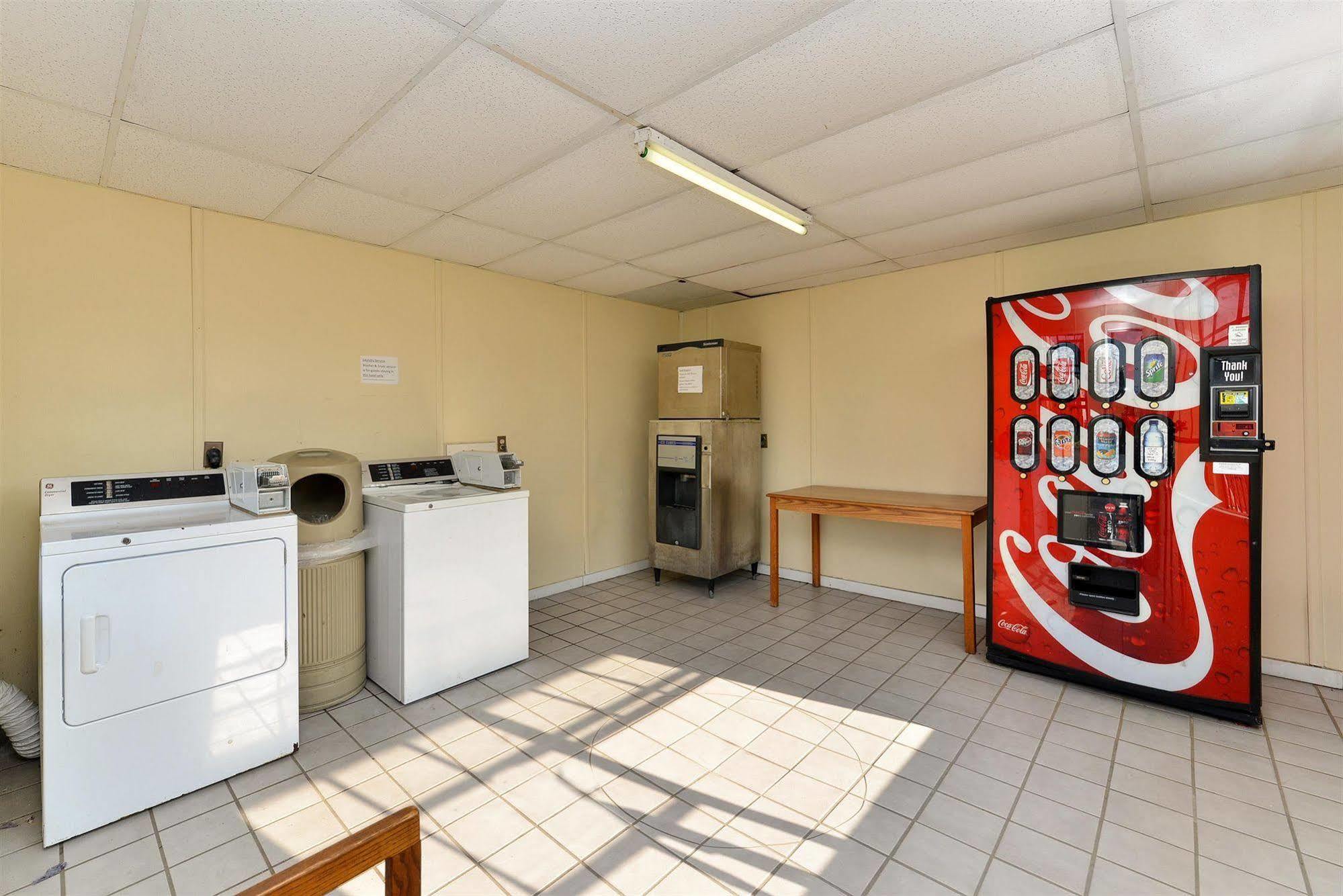 Americas Best Value Inn Аркаделфия Екстериор снимка